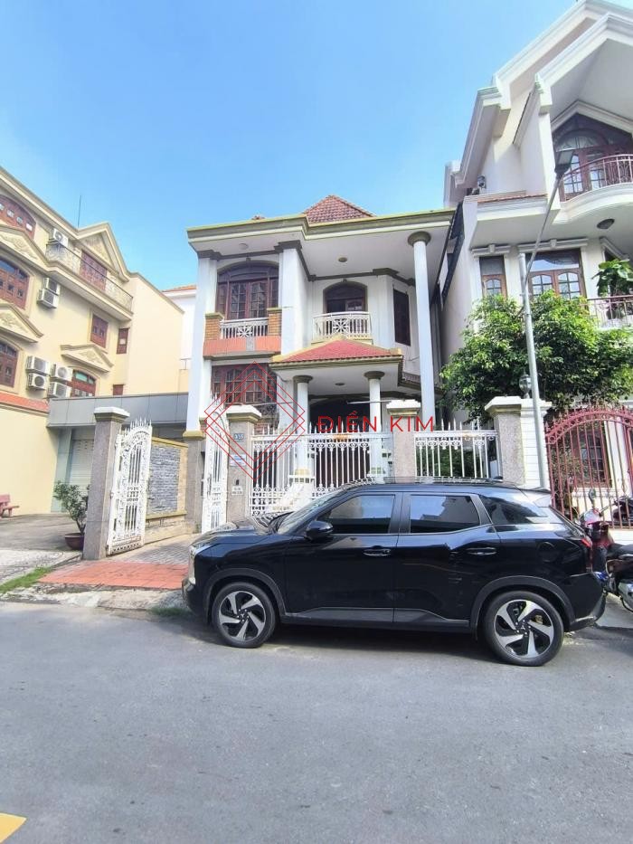 Cho thuê nhà hẻm xe hơi khu biệt thự đường Phổ Quang quận Tân Bình