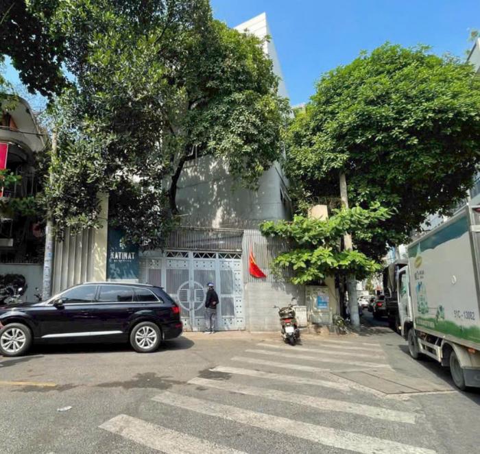Cho thuê nhà góc 2 mặt tiền đường Lý Văn Phức Quận 1