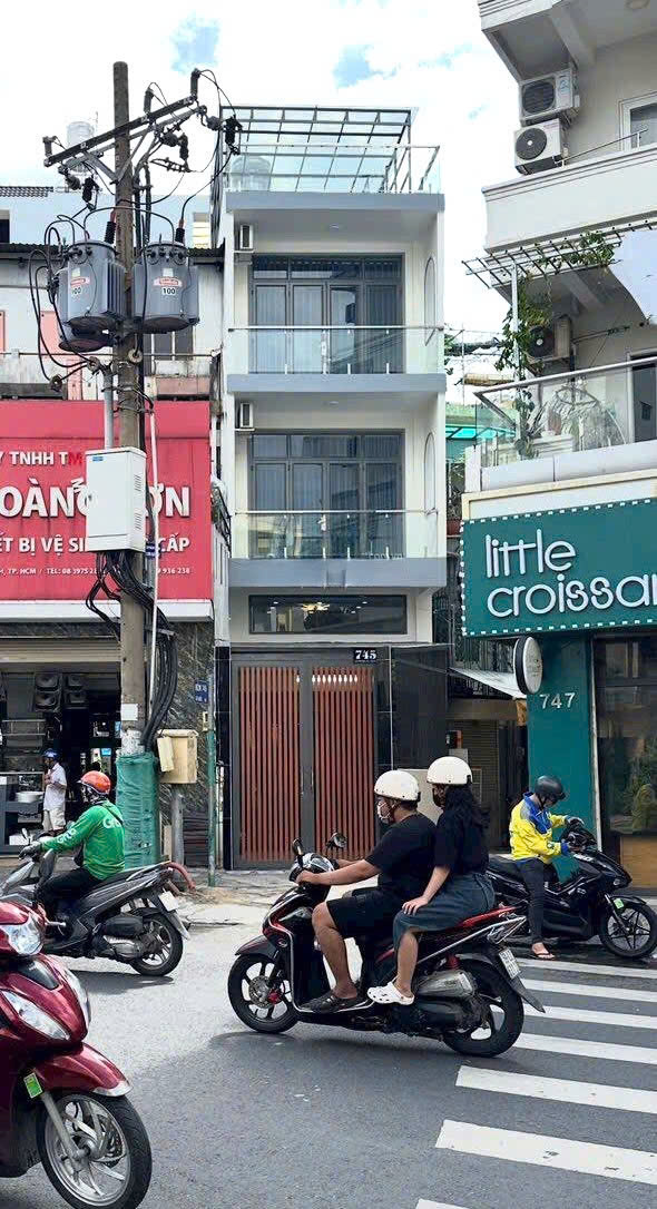 Cho thuê nhà mặt tiền 745 Lạc Long Quân Quận Tân Bình