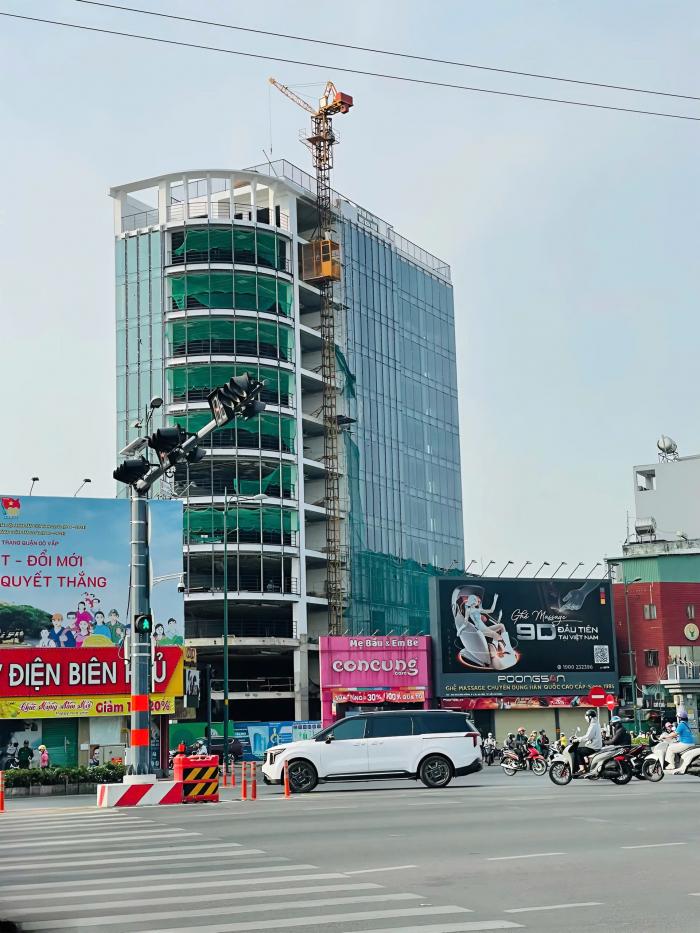 Tòa nhà cho thuê góc 3 mặt tiền đường Nguyên Hồng quận Gò Vấp, Vị trí siêu Vip