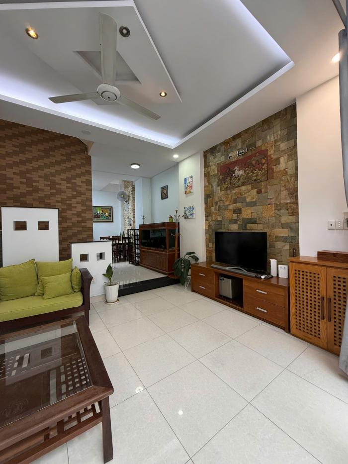 Cho thuê villa mặt tiền đường số 1 Thảo Điền Quận 2