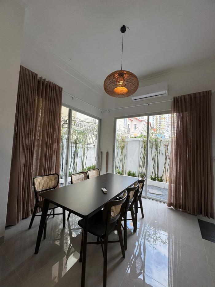 Cho thuê biệt thự mặt tiền đường Nguyễn Văn Hưởng Quận 2
