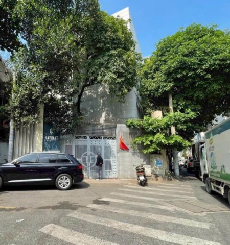 Cho thuê nhà góc 2 mặt tiền đường Lý Văn Phức Quận 1