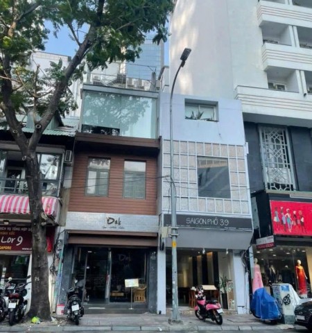 Cho thuê nhà mặt tiền đường Đông Du Quận 1