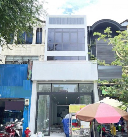 Cho thuê nhà mặt tiền đường Cách Mạng Tháng 8 quận Tân Bình